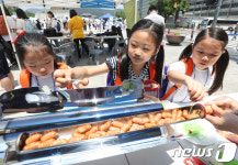태양열로 조리된 간식 맛봐요