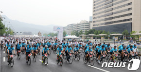 자전거 타고 도심 질주