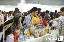 고양이아울렛거창점 | 고양이 용품 살펴보는 시민들