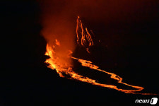 [사진] 용암 흘러내리는 에콰도르 라 쿰브레 화산