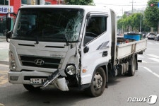 인천 공단사거리서 시내버스·화물차 충돌…1명 부상