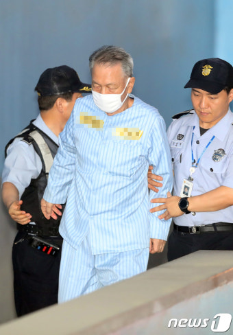 부축 받으며 법원으로 출석하는 김기춘 전 비서실장