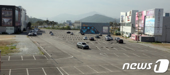 텅텅 빈 견본주택 단지 주차장