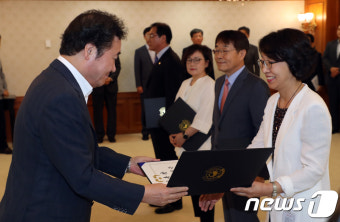 임명장 수여하는 이낙연 총리