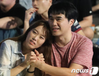 두손 모아 승리 기원