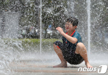 분수에서 더위 식히는 아이들 