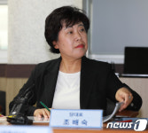 업체 소개 듣는 조배숙