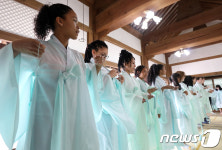 유복 입는 남아공 학생들