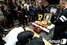 청구동 자택에서 노제 올리는 유가족