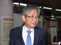 법정 나서는 조원동 전 수석