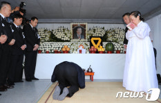 故 김종필 전 국무총리의 안장식 큰절하는 시민