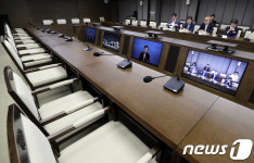 총리와 장관은 서울청사에 있습니다