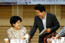 악수하는 정동영·박주현