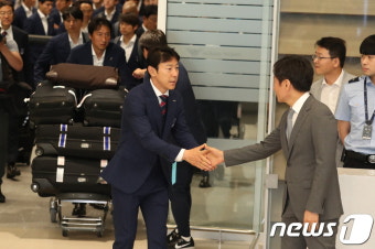 신태용 감독 격려하는 정몽규 축구협회장