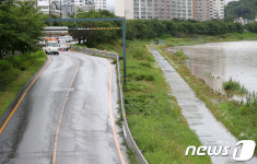 호우에 텅빈 전주 삼천천변 도로와 산책로 