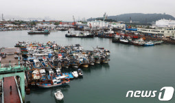 태풍 쁘라삐룬 북상...인천연안부두에 피항안 어선
