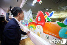 어린이집 교실 바라보는 박능후 장관