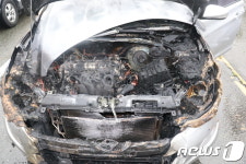 신호대기 중이던 승용차서 화재…인명피해 없어