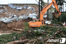 폭우에 무너진 국도 58호선 옆 태양광 발전소