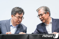 이야기 나누는 김동연 부총리와 김효준 한독상공회의소 회장
