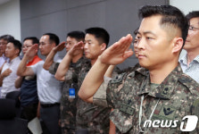 국민의례하는 군 장교들