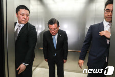 엘레베이터 안에서 고개 숙여 사과하는 박삼구 회장