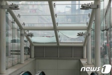 대형 대리석 조각 9개 전철역 출구로 떨어져 ‘아찔’
