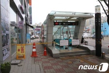 대형 대리석 조각 9개 전철역 출구로 떨어져 ‘아찔’