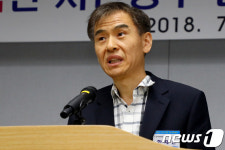 기념사하는 한재천 춘천시민정부 총괄 준비위원장