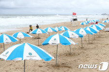 개장은 했지만...비바람에 텅빈 해수욕장