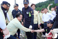 김부겸 장관, 복구 작업 중인 경찰관 격려