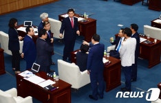 광주시의회 개원 후 3분만에 정회...반발하는 의원들