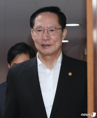 국무회의 참석하는 송영무 국방장관