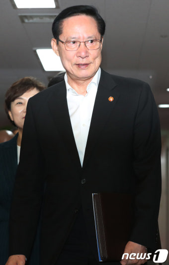 굳은 표정으로 국무회의 참석하는 송영무 국방장관
