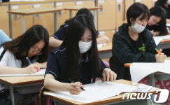 7월 전국연합학력평가 시험치는 학생들