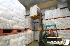 더위 찾아온 얼음공장 가득 채워둡니다