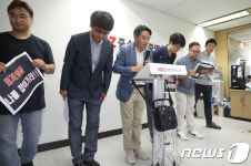 고개숙인 편의점주 최저임금 대책 마련을