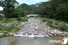 시원하게 흐르는 신흥사 계곡