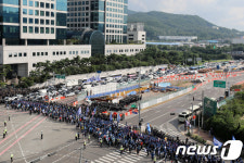 행진하는 금속노조…도로는 답답