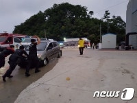 남당항 선착장에서 승용차 바다 빠져 60대 사망