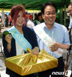 활짝 웃는 솔비와 최상기 인제군수