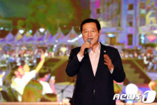 2018 세계청년축제 개막식서 인사말하는 이용섭 광주시장