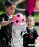폭염엔 분수대가 최고
