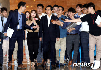 취재진에 둘러싸인 김성태