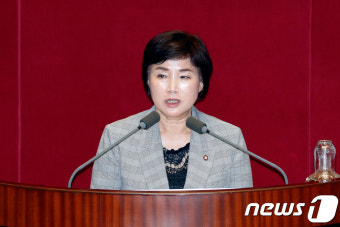 당선인사하는 전혜숙 여성가족위원장