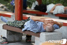 폭염에 지쳐가는 시민들