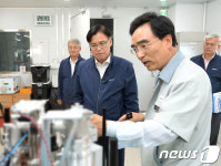 엑스레이 검사장비 살펴보는 권평오 코트라 사장