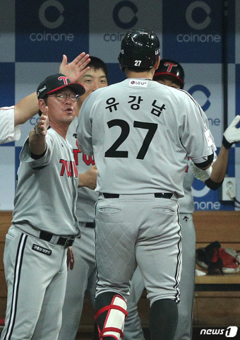 유강남 반기는 류중일 감독