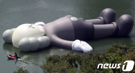 석촌호수에 뜬 카우스