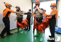 폭염에 밀폐형 화학보호복 착용하는 119구조대